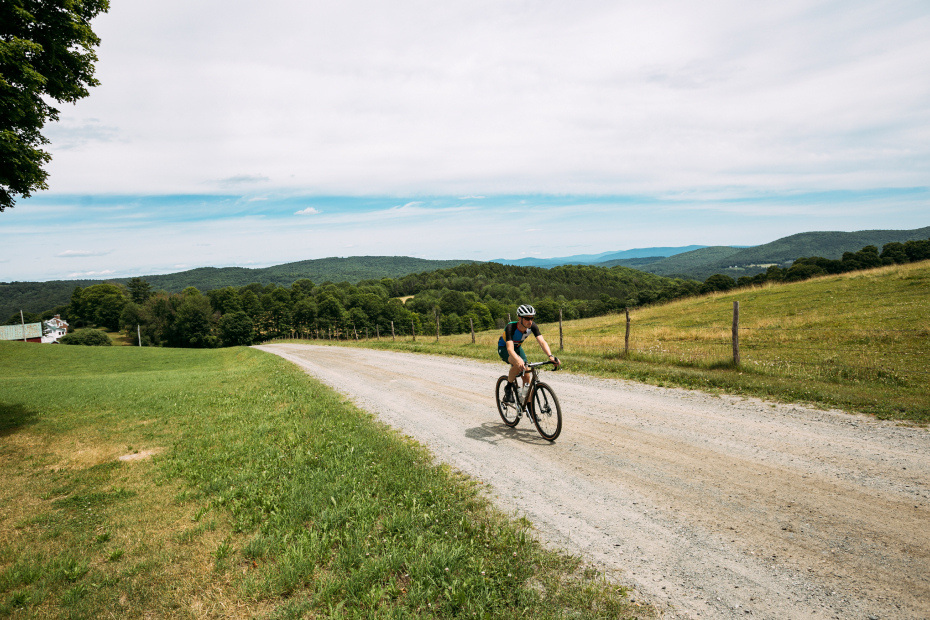 Bajando por un camino de grava del campo en una bicicleta de gravel Shimano GRX limited