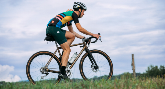 persiguiendo la luz del día montando una bicicleta Firefly de gravel personalizada con piezas Shimano GRX limited 